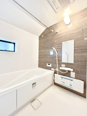 �����@�������Q�������`Bath Room�`�@���t���̃o�X���[���́A�̌������薾�邭�C�����̗ǂ���Ԃł��B�������邱�ƂŁA���C�����ǍD�B������芰����o�X���[���ŁA�����̃o�X�^�C�����y���݂ɂȂ肻���ł��B