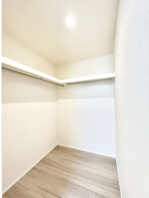 ���̑��@�����`Walk-in Closet�`�@�K�v�Ȃ��̂�R�[�f�B�l�[�g���ꗗ���Ċm�F�ł��A�g�x�x�⏀�����Z���ԂōςރE�H�[�N�C���N���[�[�b�g��ݒu���܂����B�Ƃ̒�����������Ƃ�����֗��Ȏ��[�X�y�[�X�ł��B