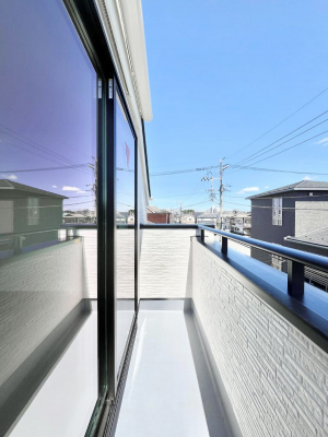 �o���R�j�[�@�����`Balcony�`�@�傫�ȋ�Ɉ͂܂ꂽ�C�����̂����ƁB�o���R�j�[��`�������ň��|�I�ȊJ�����ɕ�܂�܂��B�o���R�j�[�͗z���������݂��z�c����󕨂��C�����悭�������Ƃ��ł��܂��B