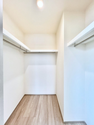 ���̑��@�����`Walk-in Closet�`�@�K�v�Ȃ��̂�R�[�f�B�l�[�g���ꗗ���Ċm�F�ł��A�g�x�x�⏀�����Z���ԂōςރE�H�[�N�C���N���[�[�b�g��ݒu���܂����B�Ƃ̒�����������Ƃ�����֗��Ȏ��[�X�y�[�X�ł��B