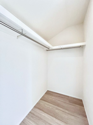���̑��@�����`Walk-in Closet�`�@�K�v�Ȃ��̂�R�[�f�B�l�[�g���ꗗ���Ċm�F�ł��A�g�x�x�⏀�����Z���ԂōςރE�H�[�N�C���N���[�[�b�g��ݒu���܂����B�Ƃ̒�����������Ƃ�����֗��Ȏ��[�X�y�[�X�ł��B