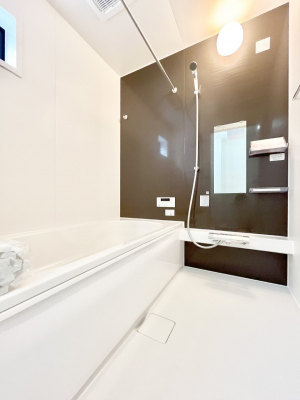 �����@�����`Bath Room�`�@�������Ƒ���L�΂��ē������邱�Ƃ��\�I����̔�������M�d�ȃo�X�^�C���ł��B���q�l�Ƃ��ꏏ�ł��\���ȍL���Ȃ̂ŁA���r���O�Ƃ͈�����Ƒ��c�R�̂ЂƎ������y���݂��������܂��B
