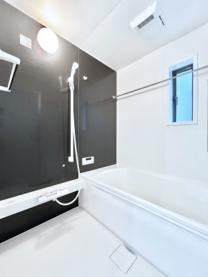 �����@�����`Bath Room�`�@�������������͋C�̗����Ŗ����Ɍ����ă��t���b�V���B���������@�\���t���Ă���̂ŗׂ̐���@�u����Ő􂢏オ�������󕨂��A�J�̓����V�C���C�ɂ������������邱�Ƃ��\�ł��B�@