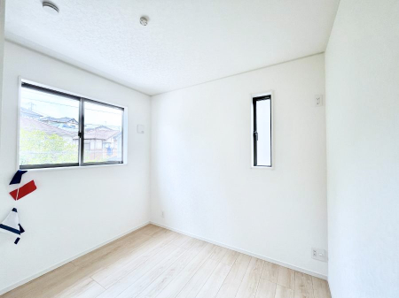 �Q���@�����`Bed Room�`�@�؂̉����肪�₳�����t���[�����O�͈��炬�������炷�v���C�x�[�g��ԁB����߂̃t���[�����O�ł��̂ŁA�ǎ��Ƃ��}�b�`���A���������X�ɍL�������Ă������ʂ��B�@