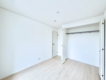 �q�������@�����`Bed Room�`�@�q�������͂��q�l�ɂƂ��đ�Ϗd�Ȗ���������܂��B�q����l�ŉ߂�����Ԃ�^���邱�ƂŁA�h���׋����Ԃ����R�Ƒ����܂����畔���̕Еt����|���Ȃǂ��������ƂɌq����܂��B�@