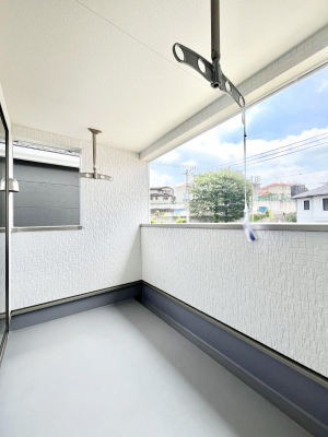 �o���R�j�[�@�����`Balcony�`�@�쑤�ɐݒu���ꂽ���s���̂���o���R�j�[�B�S�n�悢�z�˂���g���ȕ����y���ނ��Ƃ��o���܂��B���ꂽ���ɂ͂����Ղ�̐��󕨂�z�c�������܂��I�g���₷���J���I�ȃo���R�j�[�ł���@