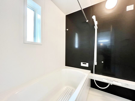 �����@�����`Bath Room�`�@�������Ƒ���L�΂��ē������邱�Ƃ��\�I����̔�������M�d�ȃo�X�^�C���ł��B���q�l�Ƃ��ꏏ�ł��\���ȍL���Ȃ̂ŁA���r���O�Ƃ͈�����Ƒ��c�R�̂ЂƎ������y���݂��������܂��B