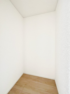 ���̑��@�����`Walk-in Closet�`�@�K�v�Ȃ��̂�R�[�f�B�l�[�g���ꗗ���Ċm�F�ł��A�g�x�x�⏀�����Z���ԂōςރE�H�[�N�C���N���[�[�b�g��ݒu���܂����B�Ƃ̒�����������Ƃ�����֗��Ȏ��[�X�y�[�X�ł��B