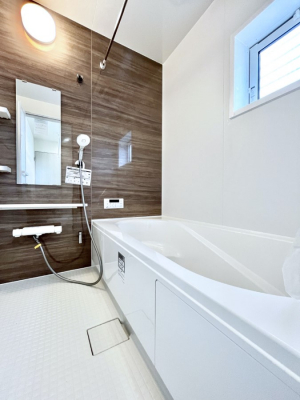 �����@�����`Bath Room�`�@�������������͋C�̗����Ŗ����Ɍ����ă��t���b�V���B���������@�\���t���Ă���̂ŗׂ̐���@�u����Ő􂢏オ�������󕨂��A�J�̓����V�C���C�ɂ������������邱�Ƃ��\�ł��B