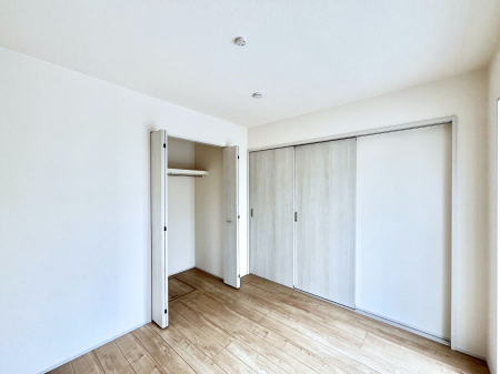 �q�������@�����`Bed Room�`�@�q�������͂��q�l�ɂƂ��đ�Ϗd�Ȗ���������܂��B�q����l�ŉ߂�����Ԃ�^���邱�ƂŁA�h���׋����Ԃ����R�Ƒ����܂����畔���̕Еt����|���Ȃǂ��������ƂɌq����܂��B