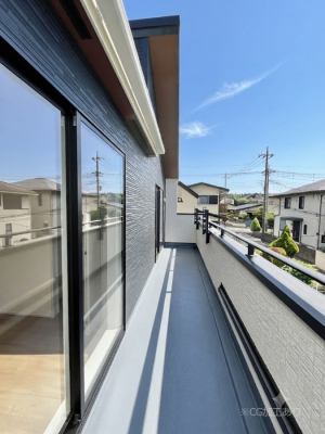 �o���R�j�[�@�����`Balcony�`�@�傫�ȋ�Ɉ͂܂ꂽ�C�����̂����ƁB�o���R�j�[��`�������ň��|�I�ȊJ�����ɕ�܂�܂��B�o���R�j�[�͗z���������݂��z�c����󕨂��C�����悭�������Ƃ��ł��܂��B