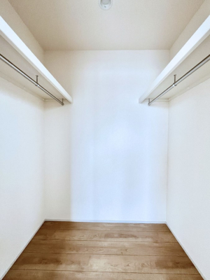 ���̑��@�����`Walk-in Closet�`�@�K�v�Ȃ��̂�R�[�f�B�l�[�g���ꗗ���Ċm�F�ł��A�g�x�x�⏀�����Z���ԂōςރE�H�[�N�C���N���[�[�b�g��ݒu���܂����B�Ƃ̒�����������Ƃ�����֗��Ȏ��[�X�y�[�X�ł��B