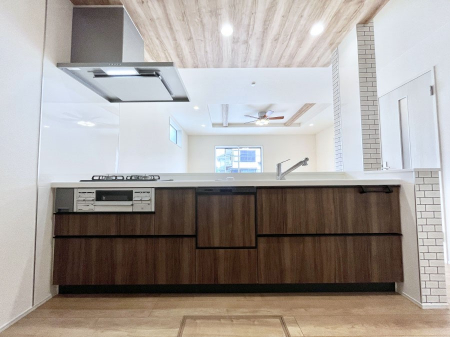 �L�b�`���@�����`Kitchen�`�@��b���e�ރ��r���O�A�������������Ȃ�L�b�`���B�Ƃ́A�������������ł͂Ȃ��A��炵��������A���K�ɂ���ꏊ�B�Ί�̖����A���炬�̓��X�̂��߂ɁA�ŐV�̐ݔ��E�d�l���̗p�B