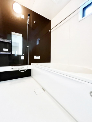 �����@�����`Bath Room�`�@�������������͋C�̗����Ŗ����Ɍ����ă��t���b�V���B���������@�\���t���Ă���̂ŗׂ̐���@�u����Ő􂢏オ�������󕨂��A�J�̓����V�C���C�ɂ������������邱�Ƃ��\�ł��B�@
