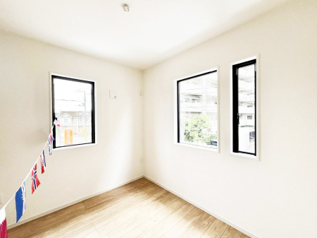 �q�������@�����`Bed Room�`�@�q�������͂��q�l�ɂƂ��đ�Ϗd�Ȗ���������܂��B�q����l�ŉ߂�����Ԃ�^���邱�ƂŁA�h���׋����Ԃ����R�Ƒ����܂����畔���̕Еt����|���Ȃǂ��������ƂɌq����܂��B�@�@