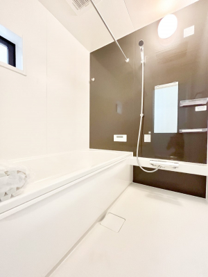 �����@�������Q�������`Bath Room�`�@����L�΂��ē������邱�Ƃ��\�I����̔�������M�d�ȃo�X�^�C���ł��B���q�l�Ƃ��ꏏ�ł��\���ȍL���Ȃ̂ŁA���r���O�Ƃ͈�����Ƒ��c�R�̂ЂƎ������y���݂��������܂��B