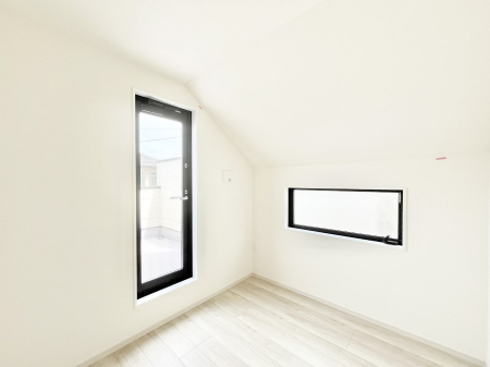 �q�������@�������Q�������`Bed Room�`�@�q�������͂��q�l�ɂƂ��đ�Ϗd�Ȗ���������܂��B�q����l�ŉ߂�����Ԃ�^���邱�ƂŁA�h���׋����Ԃ����R�Ƒ����܂����畔���̕Еt����|���Ȃǂ��������ƂɌq����܂��B