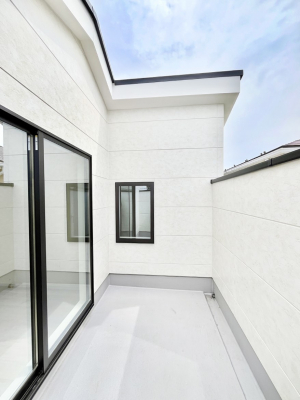 �o���R�j�[�@�������Q�������`Balcony�`�@�傫�ȋ�Ɉ͂܂ꂽ�C�����̂����ƁB�o���R�j�[��`�������ň��|�I�ȊJ�����ɕ�܂�܂��B�o���R�j�[�͗z���������݂��z�c����󕨂��C�����悭�������Ƃ��ł��܂��B