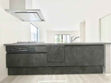 �L�b�`���@�������Q�������`Kitchen�`�@��b���e�ރ��r���O�A�������������Ȃ�L�b�`���B�Ƃ́A�������������ł͂Ȃ��A��炵��������A���K�ɂ���ꏊ�B�Ί�̖����A���炬�̓��X�̂��߂ɁA�ŐV�̐ݔ��E�d�l���̗p�B