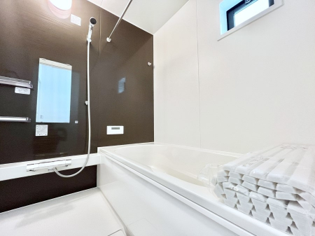 �����@�������P�������`Bath Room�`�@���t���̃o�X���[���́A�̌������薾�邭�C�����̗ǂ���Ԃł��B�������邱�ƂŁA���C�����ǍD�B������芰����o�X���[���ŁA�����̃o�X�^�C�����y���݂ɂȂ肻���ł��B