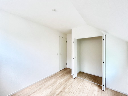�q�������@�������P�������`Bed Room�`�@�q�������͂��q�l�ɂƂ��đ�Ϗd�Ȗ���������܂��B�q����l�ŉ߂�����Ԃ�^���邱�ƂŁA�h���׋����Ԃ����R�Ƒ����܂����畔���̕Еt����|���Ȃǂ��������ƂɌq����܂��B