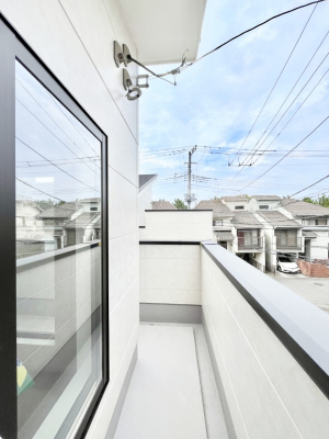 �o���R�j�[�@�������P�������`Balcony�`  �傫�ȋ�Ɉ͂܂ꂽ�C�����̂����ƁB  �o���R�j�[��`�������ň��|�I�ȊJ�����ɕ�܂�܂��B  �o���R�j�[�͗z���������݂��z�c����󕨂��C�����悭�������Ƃ��ł��܂��B