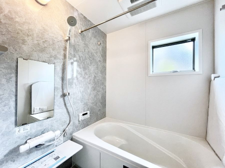 �����@�����`Bath Room�`�@�������Ƒ���L�΂��ē������邱�Ƃ��\�I����̔�������M�d�ȃo�X�^�C���ł��B���q�l�Ƃ��ꏏ�ł��\���ȍL���Ȃ̂ŁA���r���O�Ƃ͈�����Ƒ��c�R�̂ЂƎ������y���݂��������܂��B