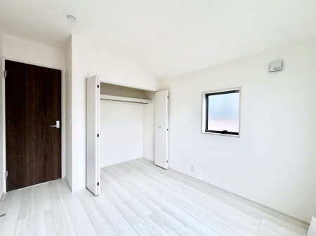 �Q���@�����`Bed Room�`  �S�����ɂ͎��[�N���[�[�b�g�������I���i�g���̂��m���⏬���͂������A�G�ߕ��̂��m���Ȃǂ���������Ɛ������ڂ����܂������܂��B  ������Ԃ��L���g�p�ł��܂��ˁB