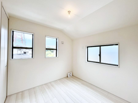 �q�������@�����`Bed Room�`�@�q�������͂��q�l�ɂƂ��đ�Ϗd�Ȗ���������܂��B�q����l�ŉ߂�����Ԃ�^���邱�ƂŁA�h���׋����Ԃ����R�Ƒ����܂����畔���̕Еt����|���Ȃǂ��������ƂɌq����܂��B