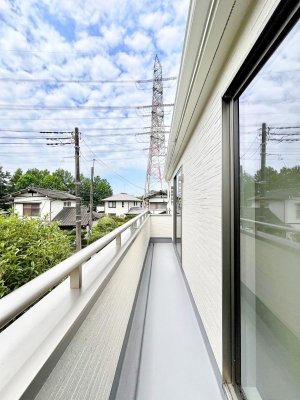 �o���R�j�[�@�����`Balcony�`�@������̃o���R�j�[�̑O�ɂ͉_�ȊO�ɑ��z���Ղ���̂�����܂���B�����󕨂������₷���A����薾�邭�C�����̂������������Ă��܂��B�g���₷���J���I�ȃo���R�j�[�ł���