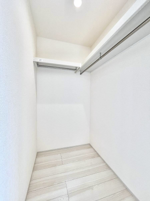���̑��@�����`Walk-in Closet�`�@�K�v�Ȃ��̂�R�[�f�B�l�[�g���ꗗ���Ċm�F�ł��A�g�x�x�⏀�����Z���ԂōςރE�H�[�N�C���N���[�[�b�g��ݒu���܂����B�Ƃ̒�����������Ƃ�����֗��Ȏ��[�X�y�[�X�ł��B