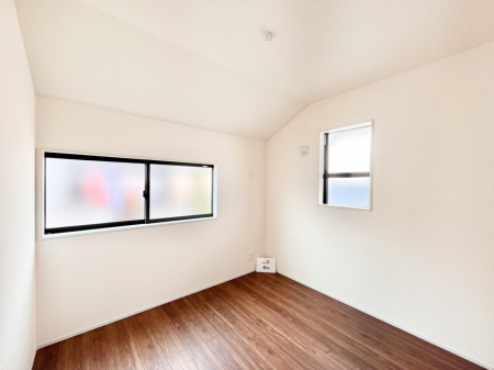 �q�������@�����`Bed Room�`�@�q�������͂��q�l�ɂƂ��đ�Ϗd�Ȗ���������܂��B�q����l�ŉ߂�����Ԃ�^���邱�ƂŁA�h���׋����Ԃ����R�Ƒ����܂����畔���̕Еt����|���Ȃǂ��������ƂɌq����܂��B