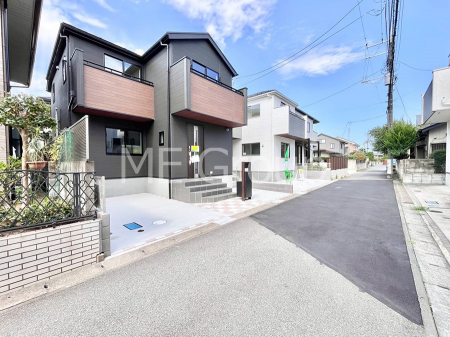 ���n�O�ώʐ^�@�O�ρ`Exterior�`�@�O�ʓ��H�F�� 4m �����@�O�ʓ��H�͊ՐÂȏZ��n���͂���Ԓʂ�̏��Ȃ����H�B���Ԃ̏o��������炭�炭�ł��I���s���_�E���n���w�̂���]�́A���C�y�ɂ��₢���킹���������I