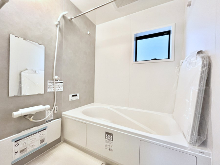 �����@�������R�������`Bath Room�`�@���t���̃o�X���[���́A�̌������薾�邭�C�����̗ǂ���Ԃł��B�������邱�ƂŁA���C�����ǍD�B������芰����o�X���[���ŁA�����̃o�X�^�C�����y���݂ɂȂ肻���ł��B