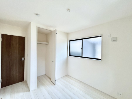 �q�������@�������R�������`Bed Room�`�@�q�������͂��q�l�ɂƂ��đ�Ϗd�Ȗ���������܂��B�q����l�ŉ߂�����Ԃ�^���邱�ƂŁA�h���׋����Ԃ����R�Ƒ����܂����畔���̕Еt����|���Ȃǂ��������ƂɌq����܂��B