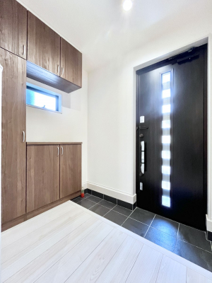 ���ց@�������R�������`Entrance�`�@�Ƃ̒��ł��q�l���}����ŏ��̏ꏊ�ł��錺�ւ́A�Ƃ̈�ۂ��̂��̂ł��I�L�x�Ȍ��֎��[�ŁA����Y��ɕۂ��Ƃ��o���܂��􌺊ւɂ͂����Ղ���[�̉��ʔ��������I