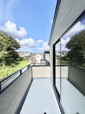 �o���R�j�[�@�������R�������`Balcony�`�@������̃o���R�j�[�̑O�ɂ͉_�ȊO�ɑ��z���Ղ���̂�����܂���B�����󕨂������₷���A����薾�邭�C�����̂������������Ă��܂��B�g���₷���J���I�ȃo���R�j�[�ł���