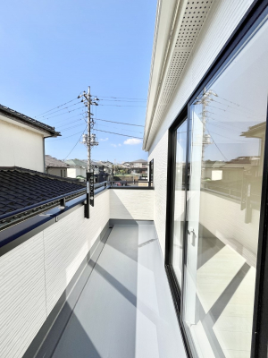 �o���R�j�[�@�������Q�������`Balcony�`�@�傫�ȋ�Ɉ͂܂ꂽ�C�����̂����ƁB�o���R�j�[��`�������ň��|�I�ȊJ�����ɕ�܂�܂��B�o���R�j�[�͗z���������݂��z�c����󕨂��C�����悭�������Ƃ��ł��܂��B