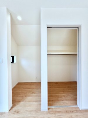 ���̑��@�����`Walk-in Closet�`�@�K�v�Ȃ��̂�R�[�f�B�l�[�g���ꗗ���Ċm�F�ł��A�g�x�x�⏀�����Z���ԂōςރE�H�[�N�C���N���[�[�b�g��ݒu���܂����B�Ƃ̒�����������Ƃ�����֗��Ȏ��[�X�y�[�X�ł��B