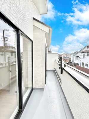 �o���R�j�[�@�����`Balcony�`�@�傫�ȋ�Ɉ͂܂ꂽ�C�����̂����ƁB�o���R�j�[��`�������ň��|�I�ȊJ�����ɕ�܂�܂��B�o���R�j�[�͗z���������݂��z�c����󕨂��C�����悭�������Ƃ��ł��܂��B