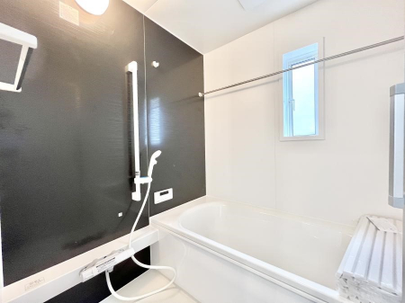 �����@�������R�������`Bath Room�`�@���t���̃o�X���[���́A�̌������薾�邭�C�����̗ǂ���Ԃł��B�������邱�ƂŁA���C�����ǍD�B������芰����o�X���[���ŁA�����̃o�X�^�C�����y���݂ɂȂ肻���ł��B