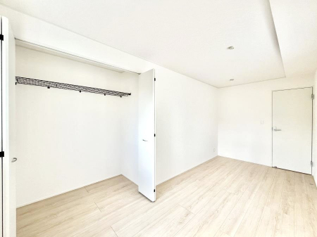�Q���@�������R�������`Bed Room�`  �S�����ɂ͎��[�N���[�[�b�g�������I���i�g���̂��m���⏬���͂������A�G�ߕ��̂��m���Ȃǂ���������Ɛ������ڂ����܂������܂��B  ������Ԃ��L���g�p�ł��܂��ˁB