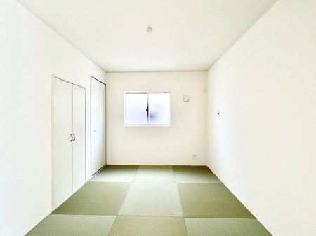 ���̑����ρ@�������R�������`Japanese Room�`�@LDK�אڂ̘a���́A�A�C���������Ȃǉ��l�̉Ǝ��X�y�[�X�Ƃ��āA�܂������Ȃ��q�l�̂��邲�ƒ�ł͂����Q�₨�ނւ��̏�Ƃ��Ă����p���������܂��B