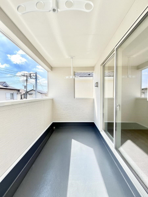 �o���R�j�[�@�������R�������`Balcony�`�@�C���i�[�o���R�j�[�͐��󕨂������X�y�[�X�Ƃ��ċ}�ȉJ�Ő��󕨂��G��Ă��܂��̂�h���ł���܂����`�F�A�ł��낢����A�Ăɂ͎�����C�ɂ����r�j�[���v�[�����y���߂܂��ˁ�