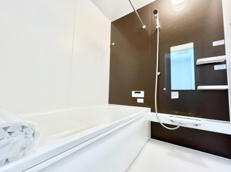 �����@�����`Bath Room�`�@�������Ƒ���L�΂��ē������邱�Ƃ��\�I����̔�������M�d�ȃo�X�^�C���ł��B���q�l�Ƃ��ꏏ�ł��\���ȍL���Ȃ̂ŁA���r���O�Ƃ͈�����Ƒ��c�R�̂ЂƎ������y���݂��������܂��B