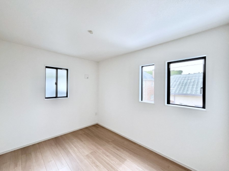 �q�������@�����`Bed Room�`�@�q�������͂��q�l�ɂƂ��đ�Ϗd�Ȗ���������܂��B�q����l�ŉ߂�����Ԃ�^���邱�ƂŁA�h���׋����Ԃ����R�Ƒ����܂����畔���̕Еt����|���Ȃǂ��������ƂɌq����܂��B