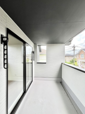 �o���R�j�[�@�����`Balcony�`�@�傫�ȋ�Ɉ͂܂ꂽ�C�����̂����ƁB�o���R�j�[��`�������ň��|�I�ȊJ�����ɕ�܂�܂��B�o���R�j�[�͗z���������݂��z�c����󕨂��C�����悭�������Ƃ��ł��܂��B
