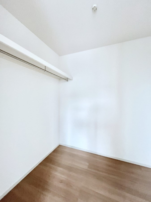 ���̑��@�����`Walk-in Closet�`�@�K�v�Ȃ��̂�R�[�f�B�l�[�g���ꗗ���Ċm�F�ł��A�g�x�x�⏀�����Z���ԂōςރE�H�[�N�C���N���[�[�b�g��ݒu���܂����B�Ƃ̒�����������Ƃ�����֗��Ȏ��[�X�y�[�X�ł��B