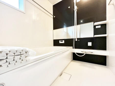 �����@�����`Bath Room�`�@�������Ƒ���L�΂��ē������邱�Ƃ��\�I����̔�������M�d�ȃo�X�^�C���ł��B���q�l�Ƃ��ꏏ�ł��\���ȍL���Ȃ̂ŁA���r���O�Ƃ͈�����Ƒ��c�R�̂ЂƎ������y���݂��������܂��B