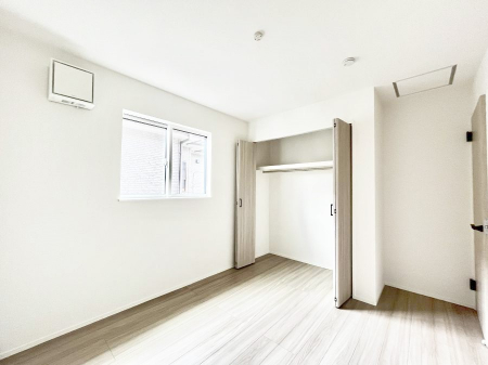 �q�������@�����`Bed Room�`�@�q�������͂��q�l�ɂƂ��đ�Ϗd�Ȗ���������܂��B�q����l�ŉ߂�����Ԃ�^���邱�ƂŁA�h���׋����Ԃ����R�Ƒ����܂����畔���̕Еt����|���Ȃǂ��������ƂɌq����܂��B
